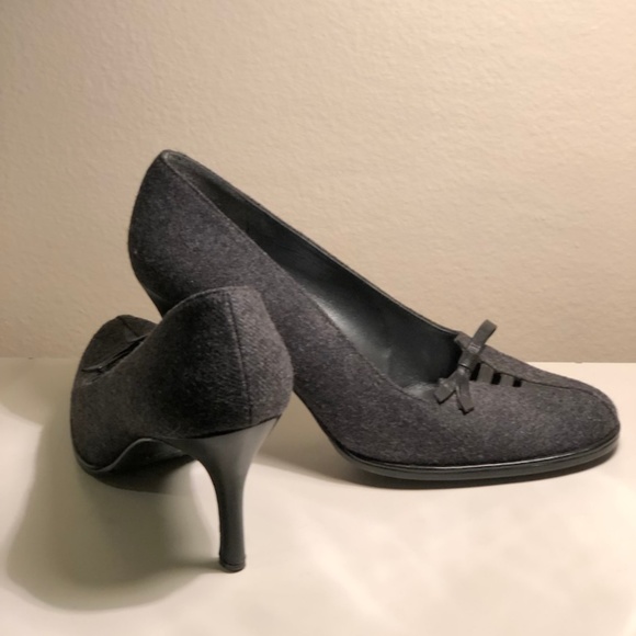 Stuart Weitzman Gray/Black Wool Pumps Leather Bow - Picture 3 of 5